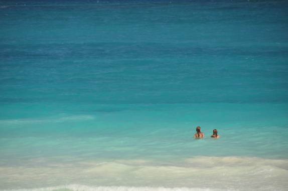 A Ana e a Val tomando banho de mar no litoral caribenho de Tulum, no sul do México